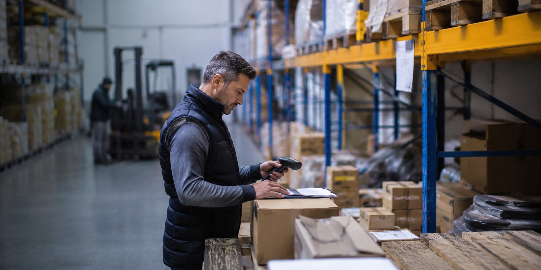 Commerce de gros B2B et transmission de PME industrielle par Invest Helios Group