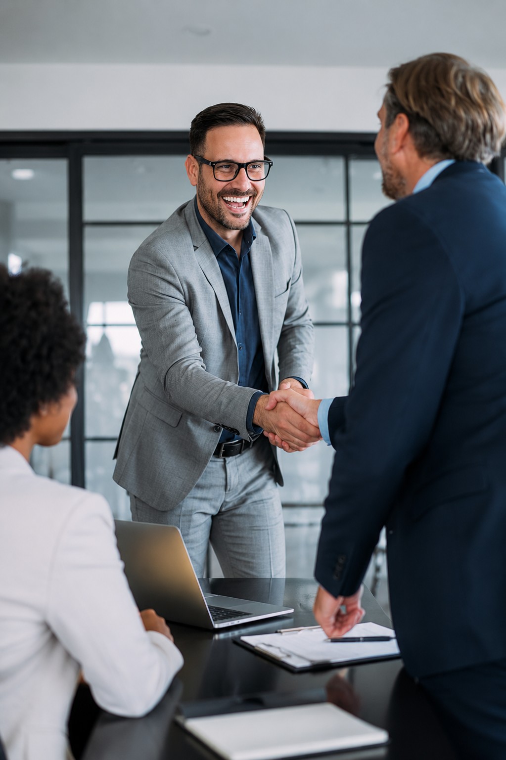 Partenaires professionnels accompagnant la transmission d’une PME industrielle avec Invest Helios Group